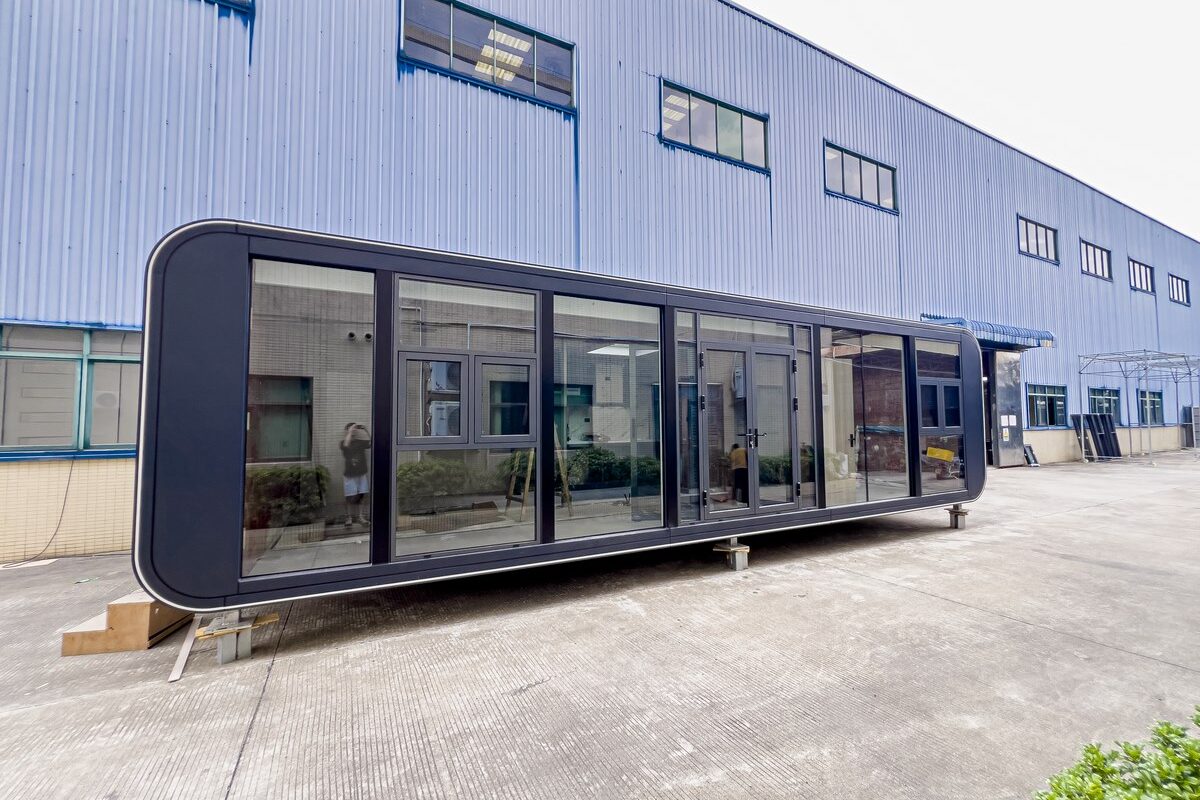 Apple Cabin est soigneusement positionné sur sa fondation